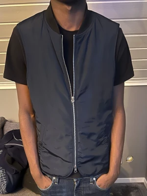 Stilren väst från Matinique  - Stilren väst från Matinique perfekt nu när de börjar bli varmare | Storlek: S | Långd på killen på bilden: 178 | Vikt: 67kg | Hör av er för frågor😁