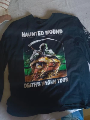 Haunted Mound Deaths Wagon Tour longsleeve - I perfekt skick, inga defekter. Säljer då jag inte har på mig oversized kläder så mkt längre
