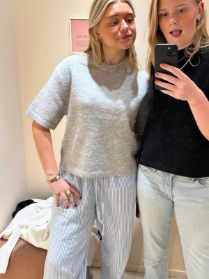 Ljusgrå stickad topp med kort ärm - Grå stickad topp från Ginatricot! Lite nopprig på grund av användning!