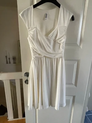 Vit omlottklänning med v-ringning - Perfekt till skolavslutning eller student!
