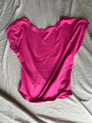 Rosa t-shirt - Neon rosa t-shirt med öppen rygg