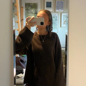 Arket stickad tröja - Jättemysig och fin stickad tröja från arket!! Superbra kvalitet och oversized passform🤎material är en blandning av alpacka och ull🤎knappt använd så nyskick men har ej lapp kvar, nypris 990, 