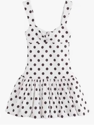 Vit prickig kort klänning från Zara tror jag - SÖKER!!! Maxpris ca 400kr 