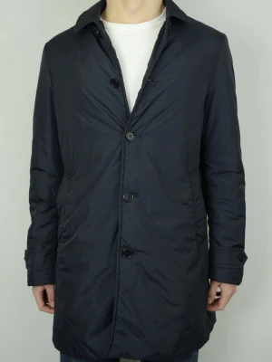 Aspesi dunrock  - ASPESI DUNROCK Storlek : M Passform : Normal Användning : Jackan är i ett väldigt fint skick utan defekter Nypris : Cirka 8000SEK Modellen på bilden : 182CM och väger 77KG