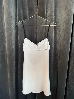 Vit zara klänning - Söt klänning från zara som ej säljs längre. Klänningen har öppen rygg och är kort i länden. Helt oanvänd då jag inte fått tillfälle att använda den. 🤍