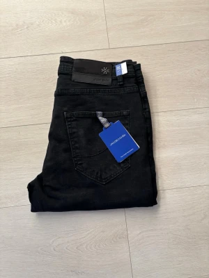 Jacob cohën nick slim jeans - Säljer dessa sjukt snygga jeans från Jacob cohën som aldrig har används. Jeansen passar bra till en avslappnad samt uppklädd look.Allt og tillkommer! Storleken är 32. Skriv vid några som helst frågor🙌fraktar samma dag som köp📦