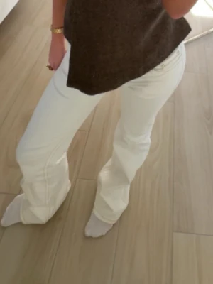 Nelly jeans  - Såå fina lågmidjade vita vårjeans från Nelly med bruna detaljer på fickorna!!💕 Tryck köp nu för snabb och smidig affär!!! Storlek 32💕