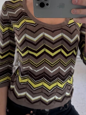 Missoni liknande Trekvartsärmad tröja - Säljer denna superfina Trekvartsärmade tröjan i super fint Missoni liknande mönster. Super fin till sommaren och hösten🌸🌸💕