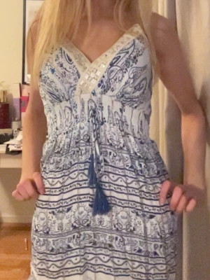 Vit och blå klänning med snörning -  vit och blå klänning från Spanien perfekt till skolavslutning eller semester 