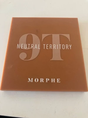 2st ögonskuggspalleter från Morphe 🫶🏻 - Säljer 2st ögonskuggspaletter från Morphe i 9D och 9T. 9D har jag haft längre och är lite mer andvänt men 9T är typ helt oanvänd. 🥰