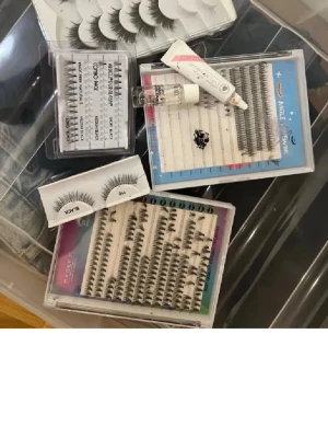 Mix av ögonfranslim och lösfransar - Säljer ett kit med flera olika lösögonfransar i svart, både individuella och hela remsor, samt tillhörande lim och applikator. Perfekt för dig som vill ha fylligare fransar och experimentera med olika stilar. Märkena varierar och fransarna är i syntetmaterial.