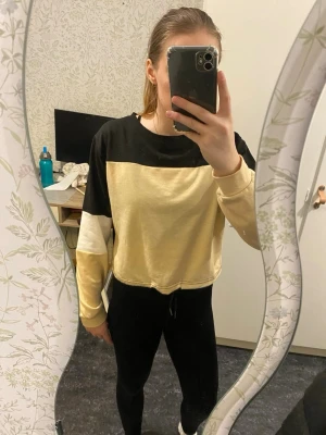 Tunn sweatshirt - Ser inga tecken på användning då den är lite använd. Kan knytas och dras åt i midjan. Passar både S och XS.