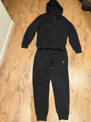 Svart Ralph Lauren tracksuit, A Kopia - Svart Ralph Lauren tracksuit, A kopia, bekväm, inga skador, bra skick, sitter bekvämt och fint, jätte bra tracksuit 