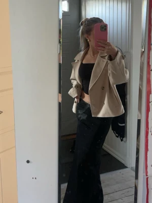 Beige trenchcoat med knappar - Beige trenchcoat från Lindex barn i storlek 164