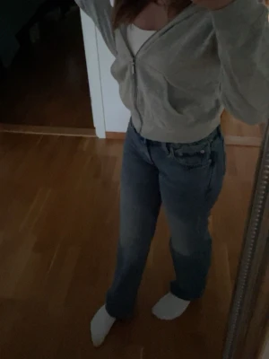 Blå raka jeans med låg midja  - Säljer ett par jeans från weekday i passformen arrow’😇