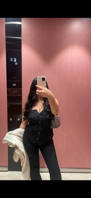 Kostym topp - En fin kostym topp i storlek M. Den är stretchig och knapparna går att knäppa upp. 