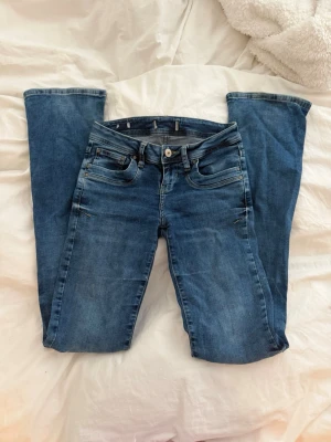 Ltb jeans low rise - Säljer ett par blå ltb bootcut jeans med låg midja! Har klippt bort etiketten, men man ser på lappen där bak och knappen att det är ltb. Jeansen är i bra skick! De är storlek W24 och L36, de passar nog längre tjejer som är 170+ 