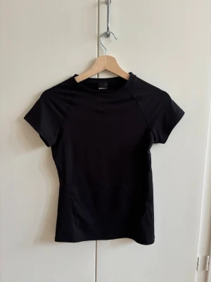 Tränings topp - Helt ny svart tränings topp från Gina tricot, Soft yoga tee. Super skönt material 🫶🏼
