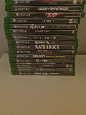 Xbox One spelpaket med 14 titlar - Säljer ett paket med 14 Xbox One-spel, bland annat Need for Speed, Minecraft, Destiny, FIFA 20, Watch Dogs, The Division, Call of Duty: Infinite Warfare, Sniper Elite 3 och Titanfall. Alla spel kommer i sina originalgröna plastfodral.