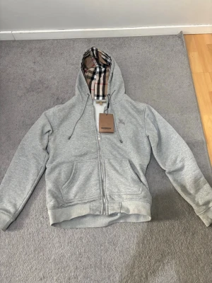 Burberry hoodie zip - Säljer nu en äkta burberry hoodie i storlek L. Helt felfri och passar även till M.                                  (Pris kan diskuteras)