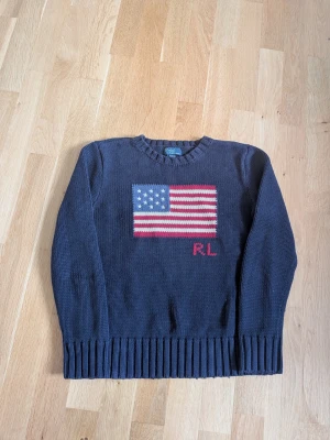 Marinblå kabelstickad usa tröja från Ralph Lauren  - Fint skick! Strl M 10-12 år  Hör av dig vid frågor! 