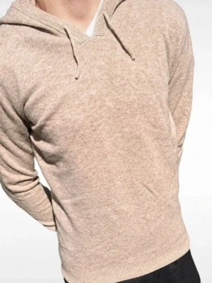 Beige merinoullhoodie - Snygg beige hoodie från Bengtson's Sweden i mjuk merinoull. Klassisk modell med huva och dragsko, perfekt för dig som gillar stilrena och bekväma plagg. Passar till det mesta och är superenkel att matcha med andra kläder.