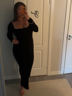 Skims klänning - Säljer min superfina svarta klänning från skims, soft lounge long sleeve dress i storlek M. Det har blivit dags att sälja den då den bara hängt helt ny med prislappen kvar i min garderob 🤍