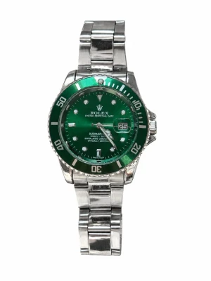 Rolle Submariner grön/silver klocka - 🚨Pris kan diskuteras 🚨Snygg Rolle Submariner med grön urtavla och vridring samt silverfärgad länk i rostfritt stål. Klockan har datumvisning och klassisk rund form. Perfekt för dig som vill ha en ikonisk och stilren accessoar.