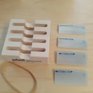 Pfeil slipjiggsats med plastbrickor - Säljer en slipjiggsats från Pfeil, Swiss Made, med fyra genomskinliga plastbrickor märkta 1-4 och en träjigg med plats för fyra verktyg. Perfekt för dig som vill slipa verktyg exakt. Gummiband medföljer.