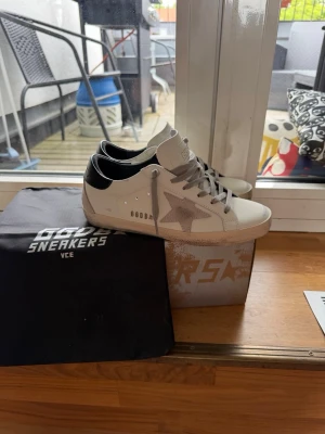 Golden Goose vita sneakers med stjärna - Säljer mina jättefina golden goose skor som jag fick i present. De är helt oanvända och endast testade, säljer då de inte kommer till användning och vill ha ett annat par🤗Box och dustbag kommer med, och även äkthetsbevis.  kan även tänka mig att byta mot Dior skor i samma storlek💕 pris kan diskuteras vid snabb affär