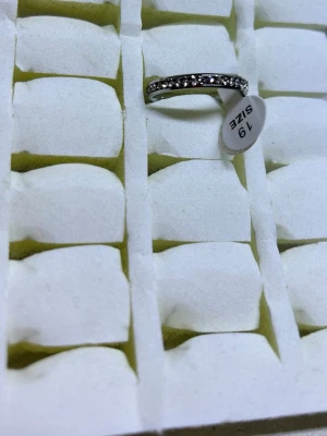 Strass Silverfärgad ring - Snygg silverfärgad ring i storlek 19 med en rad glittrande stenar längs ovansidan. Ringen har en klassisk och stilren design som passar till många olika looks. Perfekt för dig som gillar smycken med lite extra bling. Helt ny , Stlk 17-21 , samma frakt 