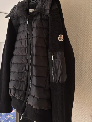 Moncler cardigan  - Moncler Cardigan M-L. Säljer då den inte passar mig längre. Använt 1 gång och aldrig mer 