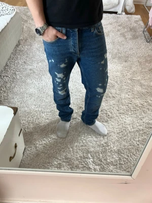 Nudie jeans med slitningar  - Nudie Jeans Steady Eddie || | skick 9/10 | Storlek 31/30 | Pris - 549kr | Modellen är ca 180cm lång | Hör av dig vid minsta fråga eller fundering!!