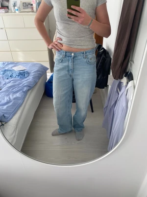 Ljusblå baggy jeans - Ljusblå baggy jeans från Gina tricot i jättebra skick. Jeansen är lågmidjade. 