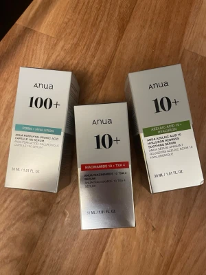 Anua 10+ toner trio - 3 för 2 - Säljer tre olika Anua 10+ toners i snygga förpackningar. Alla oöppnade/obrutna - helt nya. En med PDRN + Hyaluron (blå detalj), en med Niacinamide 10 + TXA 4 (röd detalj) och en med Azelaic Acid 10 + Hyaluron (grön detalj). Varje flaska innehåller 30 ml. Perfekt för dig som vill boosta din hudvårdsrutin.
