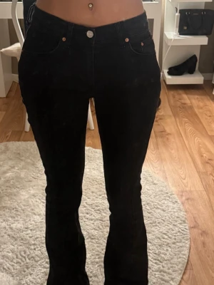 Lågmidjade svarta jeans - Jättesnygga jeans från GinaTricot i modellen Low boot. De är helt slutsålda och jätte populära. Nypris 499kr