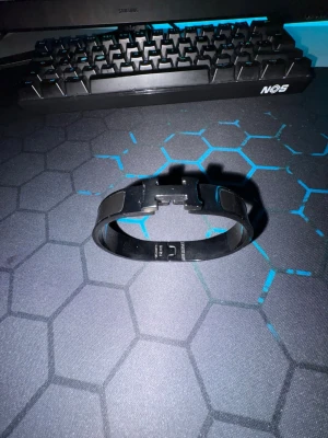 Svart armband i metall - Svart metalliskt armband. Perfekt accessoar för dig som gillar en clean och modern look. Skriv om ni har frågor 