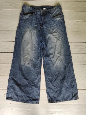 Blå vida jeans, midwaist, HM - Klassisk femficksmodell med knapp och dragkedja framtill. Jeansen har en avslappnad passform och är gjorda i mjukt denimtyg. 