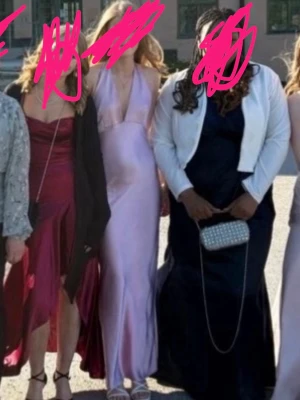 Ljusrosa långklänning med v-ringning - Säljer min 9ans bal klänning den rosa bara att skriva för fler bilder jag har sytt om den i nacken och den har lite slitet som du ser på bild 2 men inget som syns eftersom det är på baksidan av klänningen 💕