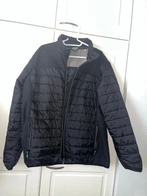 Takki 3XL - Naisten musta kevyt takki. Vetoketjutaskut molemminpuolin. Koko 3XL. Kaikai n 65cm, pituus n 73cm. Eläintalous MMM Katsothan myös muut ilmoitukseni Tarjoa 