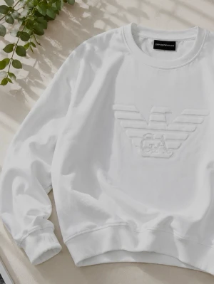 🤍 Retro Emporio Armani Sweatshirt - Snygg retro sweatshirt från Emporio Armani i krämvit/offwhite nyans med stor ton-i-ton broderad logga framtill. Herrstorlek XXL men passar perfekt som en trendig oversized modell även för dam.