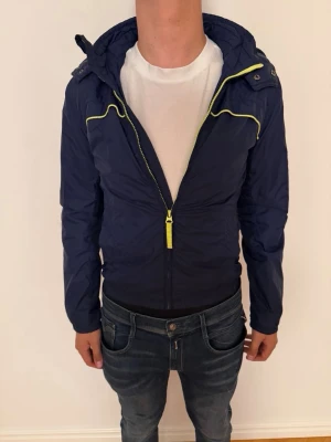 Tommy hilfiger windbreaker  - Säljer en windbreaker från Tommy hilfiger. Hör av er vid funderingar!
