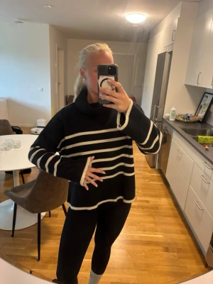 Stickad tröja från Bershka - Polokrage och slits nedtill vid sidan!