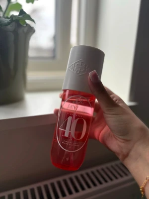 ol de Janeiro Cheirosa 40 Perfume Mist 240 ml - Parfym från Sol de Janeiro i modellen 40 Cheirosa. Flaskan är genomskinlig med en snygg röd färg och har ett vitt lock med präglad logga. Modern och stilren design som känns lyxig och enkel att ha med sig. Perfekt för dig som gillar fräscha dofter.