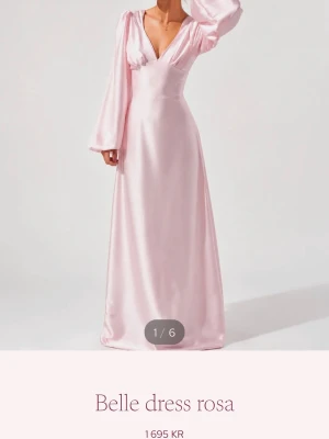 SÖKES Balklänning - Söker denna balklänning från By Stina i modellen belle dress. Främst i storlek M men även i S. Om någon har en som de vill bli av med får du jättegärna höra av dig!💕