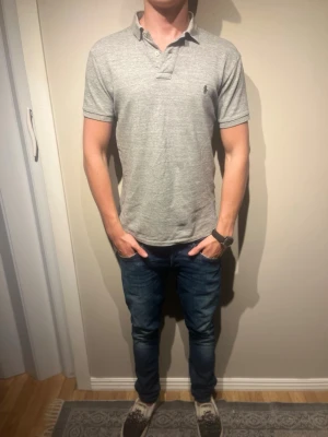 Grå pikétröja från Ralph Lauren - Jag säljer denna Gråa Ralph Lauren Pike. Storleken är S. Skicket är mycket bra. Modellen är 177cm och väger 65kg. Skriv för mer information✨✨