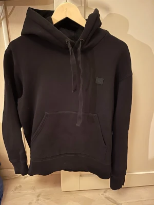 Acne Studios tröja - Svart hoodie från Acne Studios!