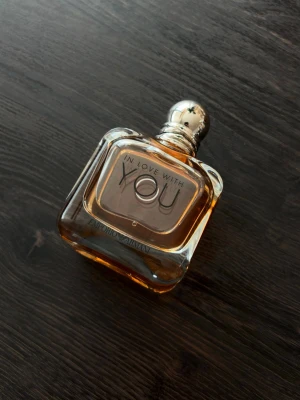 Armani In Love With You 100ml - Söt och djup dam parfym från Armani som tyvärr inte kommit till användning. Knappt använd som man kan se på bild 2. OBS! Alla mina parfymer förvaras i ett svalt rum borta från solljus!