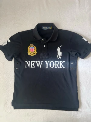 Polo Ralph Lauren Chief Keef New York - Svart pikétröja från Polo Ralph Lauren. Står storlek S men är stor i storlek (storlek M). Pris kan diskuteras!