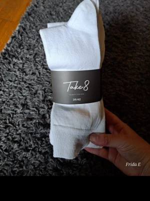 Vita strumpor 8 pack - Klassiska vita strumpor från Take8 i storlek 39/42. Perfekta till sneakers eller vardagsbruk. Mjuka och bekväma med enkel design, tillverkade i bomull för skön känsla hela dagen.